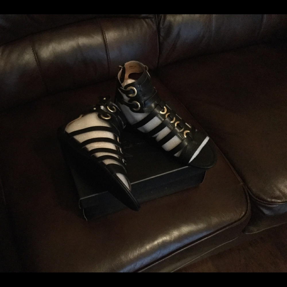 Report Signature Black and Gold Sandals